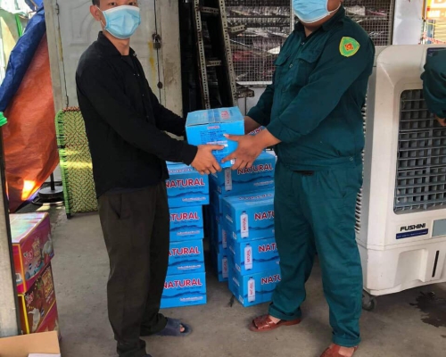 Chung sức đẩy lùi COVID 19, Natural tặng nước cho các chiến sĩ trực chốt covid
